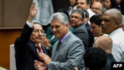 Ông Raul Castro và ông Miguel Diaz-Canel trong phiên họp quốc hội hôm 19/4.