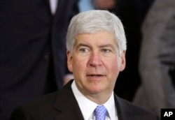 Thống đốc Rick Snyder đang chống đỡ các công kích từ các chính trị gia và người nổi tiếng buộc tội ông đã tảng lờ vấn đề về nước ở thành phố Flint trong một thời gian dài.