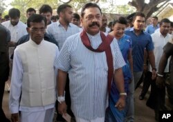 Cựu tổng thống Sri Lanka Mahinda Rajapaksa đến một điểm bầu cử ở Tangalle để bỏ phiếu cho cuộc bầu cử tổng thống 8/1/2015.