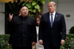 TT Mỹ Donald Trump và lãnh tụ Triều Tiên Kim Jong Un đi dạo sau một buổi họp tại Khách sạn Metropole Hà Nội, ngày 28/2/2019, ở Hà Nội. (AP Photo/Evan Vucci)