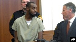 Abdirahman Sheik Mohamud (trái) nói chuyện với luật sự trong một phiên toà ở Columbus, Ohio