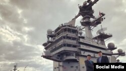 Phó Trợ lý Ngoại trưởng Mỹ Patrick Murphy Đại sứ Phạm Quang Vinh thăm tàu sân bay USS George H.W. Bush đang đậu ngoài khơi thành phố Norfolk, bang Virginia.