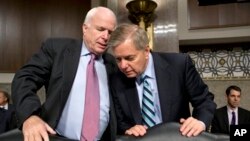 Thượng nghị sĩ Lindsey Graham và John McCain là thành viên của Ủy ban Quân vụ Thượng viện Hoa Kỳ.