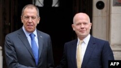 Ngoại trưởng Anh William Hague (phải) và Ngoại trưởng Nga Sergei Lavrov mở cuộc hội đàm ở London