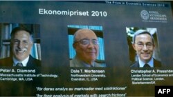 Từ trái: Ông Peter Diamond, Dale Mortensen và Christopher Pissarides được trao giải Nobel Kinh tế năm 2010