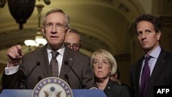 Lãnh tụ khối đa số ở Thượng viện Hoa Kỳ Harry Reid (trái)