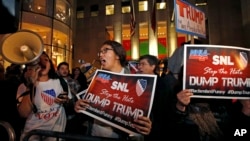 Biểu tình phản đối ông Trump tại chương trình "Saturday Night Live", ngày 4/11/2015.