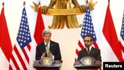 Ngoại trưởng Hoa Kỳ John Kerry (trái) và Ngoại trưởng Indonesia Marty Natalegawa nói chuyện tại một cuộc họp báo ở Jakarta, Indonesia, 17/2/14