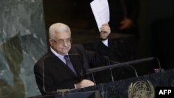 Tổng thống Palestine Mahmoud Abbas giơ cao lá thư yêu cầu công nhận 1 quốc gia của người Palestine tại cuộc họp của Đại Hội Đồng Liên Hiệp Quốc, Thứ Sáu, 23/9/2011