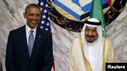 Tổng thống Mỹ Barack Obama (trái) đứng cạnh Quốc vương Salman Saudi Arabia tại hội nghị thượng đỉnh của Hội đồng Hợp tác vùng Vịnh (GCC) ở Riyadh, Ả Rập Xê Út, ngày 21/4/2016.