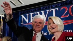 Ông Newt Gingrich và vợ Callista ăn mừng chiến thắng tại Columbia, South Carolina, ngày 21/2/2012