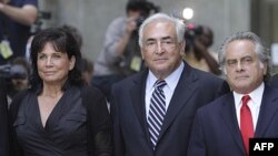 Ông Strauss-Kahn (giữa) cùng vợ bà Anne Sinclair và luật sư Benjamin Brafman rời khỏi tòa án ở Manhattan, New York