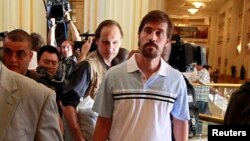 Phóng viên James Foley (phải) sau khi được chính phủ Libya phóng thích, tại khách sạn Rixos ở Tripoli, 18/5/2011.