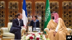 Tổng thống Pháp Emmanuel Macron gặp Thái tử Mohammed bin Salman ở Riyadh hồi năm 2017