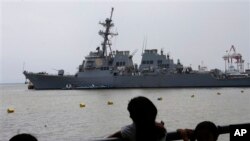 Tàu khu trục có phi đạn đạn đạo USS Paul Hamilton của Mỹ cập cảng Manila vào ngày 31 tháng 5, 2013.