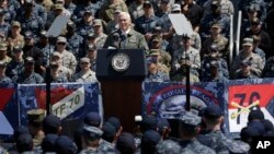 Phó Tổng thống Mike Pence nói chuyện với các binh sĩ Mỹ, Nhật trên chiếc USS Ronald Reagan, tại căn cứ Yokosuka, ngày 19/4/2017 