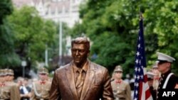 Bức tượng mới đúc của cố Tổng thống Hoa Kỳ Ronald Reagan ở Hungary, 29/6/2011