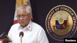 Ngoại trưởng Philippines Albert del Rosario cho biết Manila đã đưa vụ tranh chấp ra Tòa án Quốc tế về Luật Biển, ngày 22/1/2013.