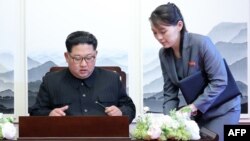 Lãnh đạo Kim Jong Un (trái) và em gái Kim Yo Jong tại một hội nghị Liên Triều với Hàn Quốc vào tháng 4/2018.