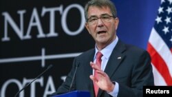 Bộ trưởng Quốc phòng Mỹ Ash Carter phát biểu tại buổi họp báo trong cuộc họp Bộ trưởng Quốc phòng NATO tại trụ sở của Liên minh tại Brussels, ngày 11 tháng 2 năm 2016.