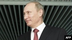 Thủ tướng Nga Vladimir Putin nói chuyện với các phóng viên ở Moscow, 13/4/2011